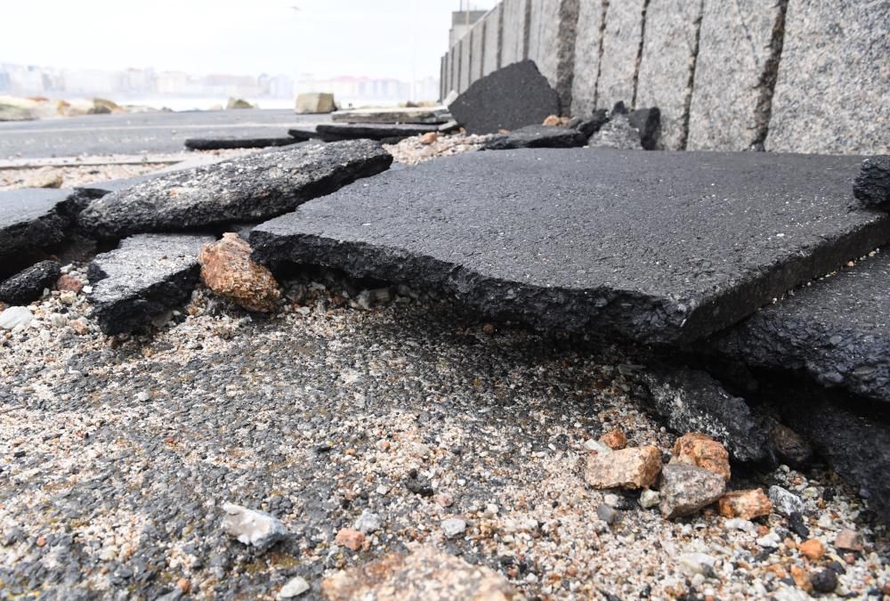 Daños en A Coruña por las olas en alerta roja