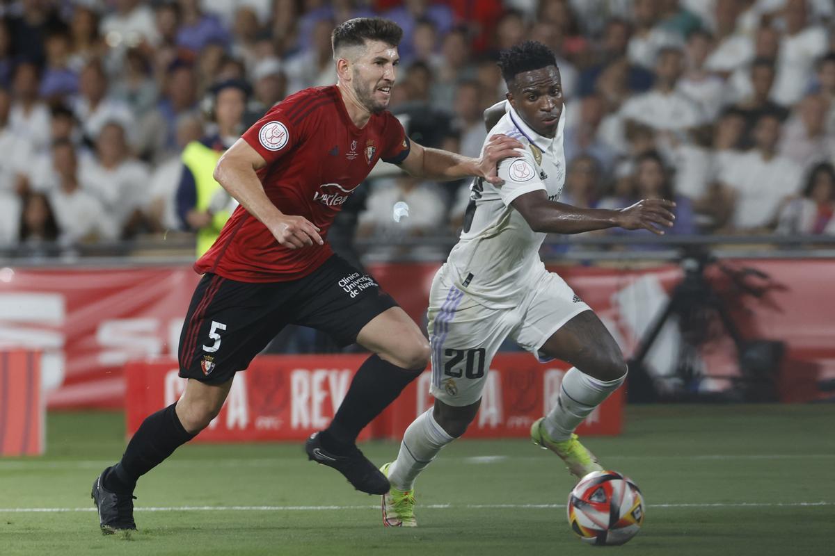 SEVILLA, 06/05/2023.- El delantero brasileño del Real Madrid, Vinicius Jr. (d), intenta superar al defensa de Osasuna, David García, durante el encuentro correspondiente a la final de la Copa del Rey que disputan hoy sábado en el estadio La Cartuja de Sevilla. EFE/Julio Muñoz.