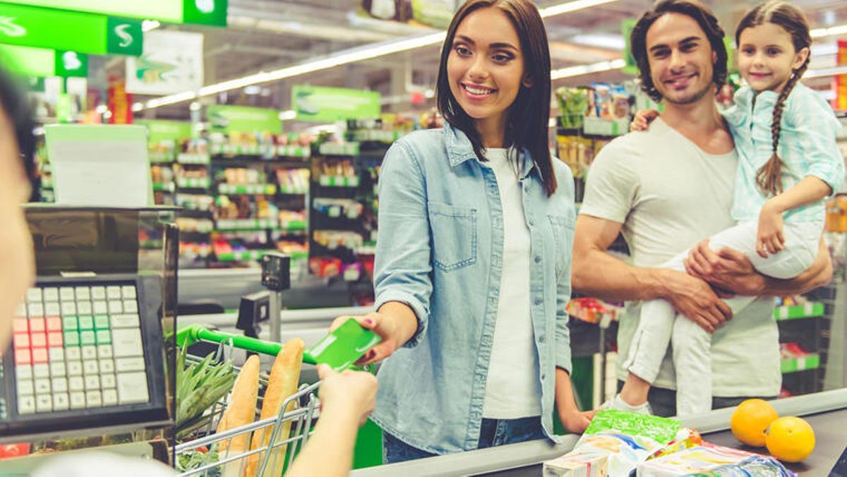 mujer familia pagando compras tarjeta credito