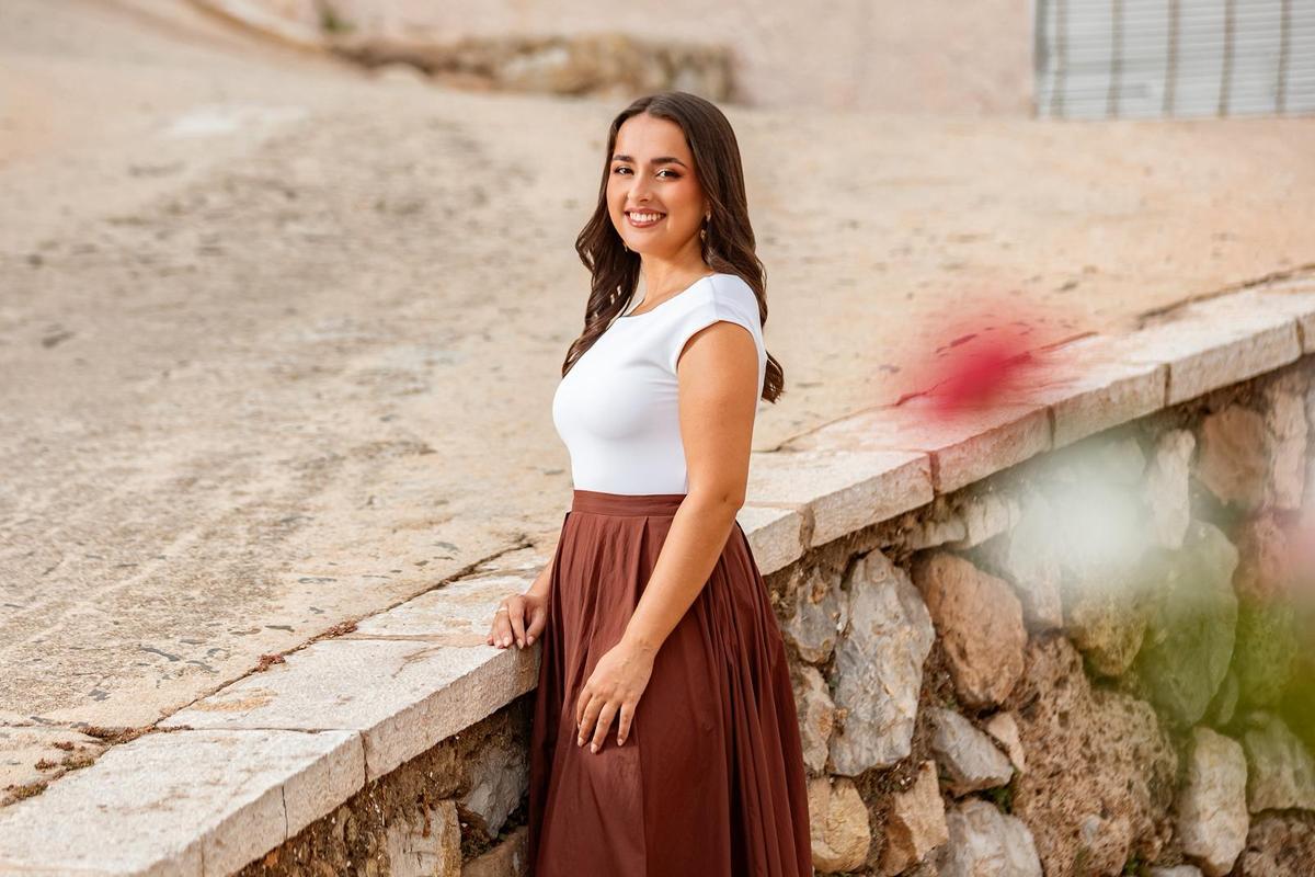 Una imagen de la joven fallera mayor de Oliva