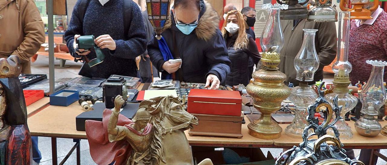 Aspecto del mercadillo de antigüedades en su regreso ayer a P. Mayor y Dr. Marañón.   | // FERNANDO CASANOVA