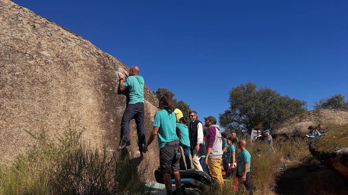 Practicantes del búlder en el Monumento Natural de Los Barruecos.
