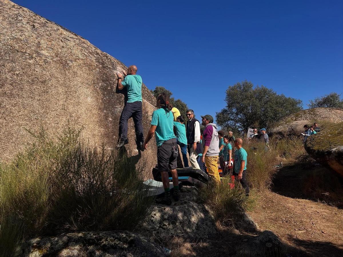 Practicantes del búlder en el Monumento Natural de Los Barruecos.