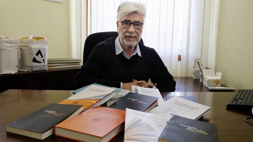 Humberto Hernández en la sede de la Academia Canaria de la Lengua en Santa Cruz de Tenerife.