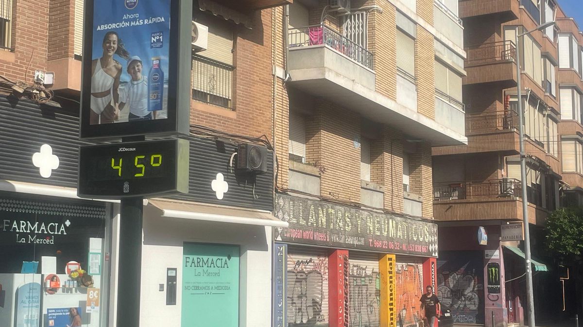 Un termómetro ubicado en el centro de Murcia marca los 45 grados