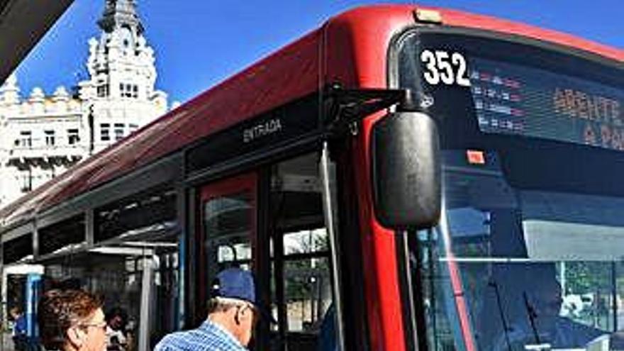 Usuarios suben a un bus de la línea 1A, en Puerta Real, en A Coruña.