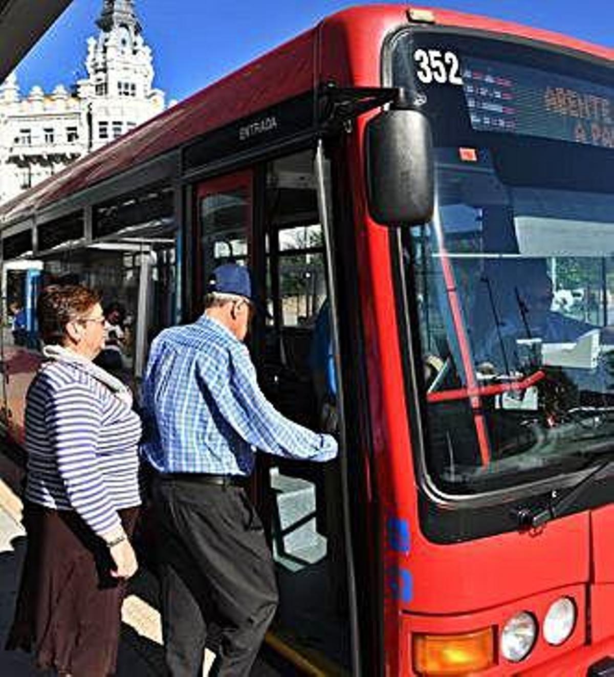 Usuarios suben a un bus de la línea 1A, en Puerta Real, en A Coruña.