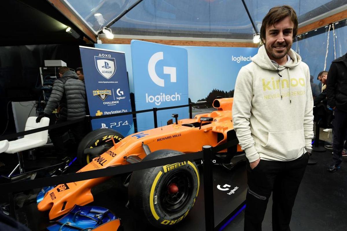 Fernando Alonso con su McLaren en el MWC.