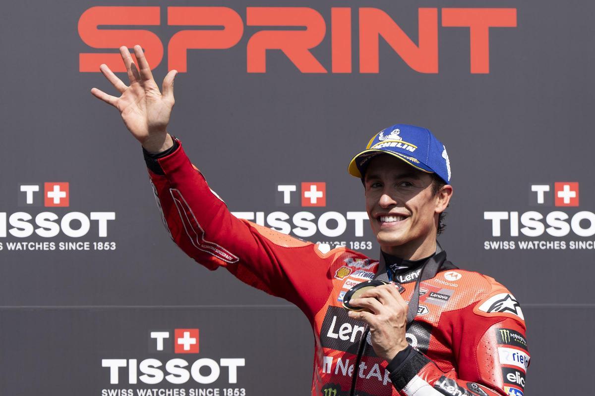 Marc Márquez (Ducati) celebra, en Le Mans, su sexta victoria consecutivo en las carreras al sprint. Marc Márquez (Ducati) celebra, en Le Mans, su sexta victoria consecutivo en las carreras al sprint.