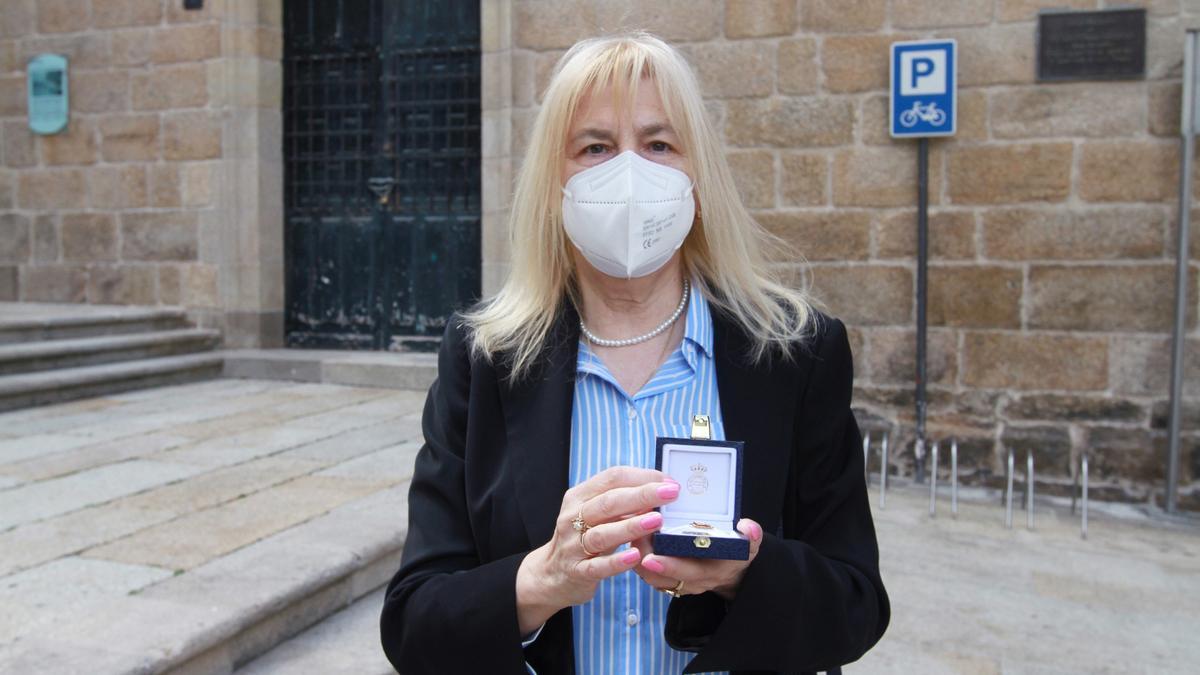 María Isabel, con el pin de oro del escudo del Concello de Ourense. // IÑAKI OSORIO