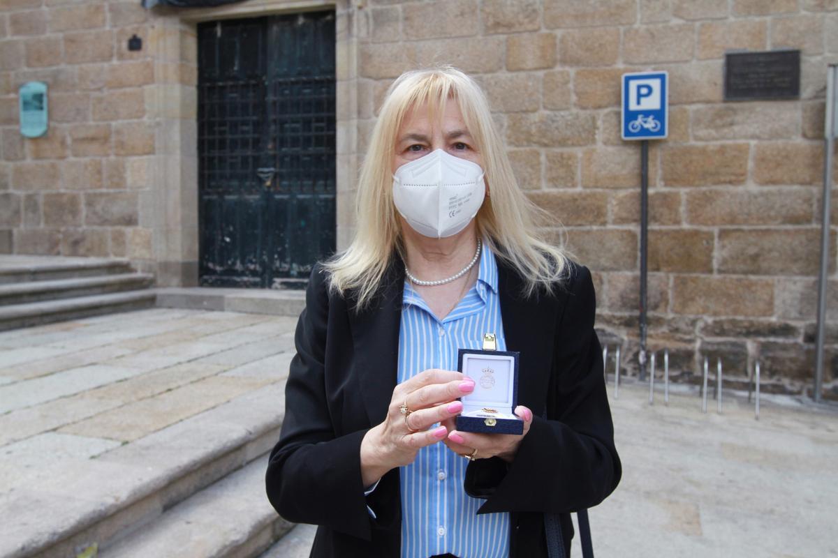 María Isabel, con el pin de oro del escudo del Concello de Ourense. // IÑAKI OSORIO