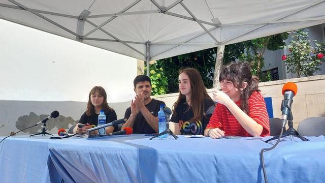 Valeria Villaverde, Sara Díaz y Lía Prieto, na entrevista a Rodrigo Cuevas.