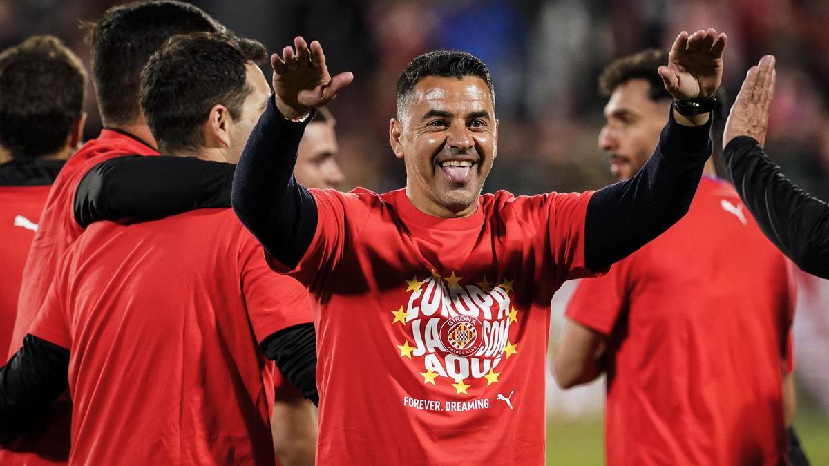 Míchel, el técnico del Girona, celebra el pase a Europa con una camiseta conmemorativa en Montilivi.