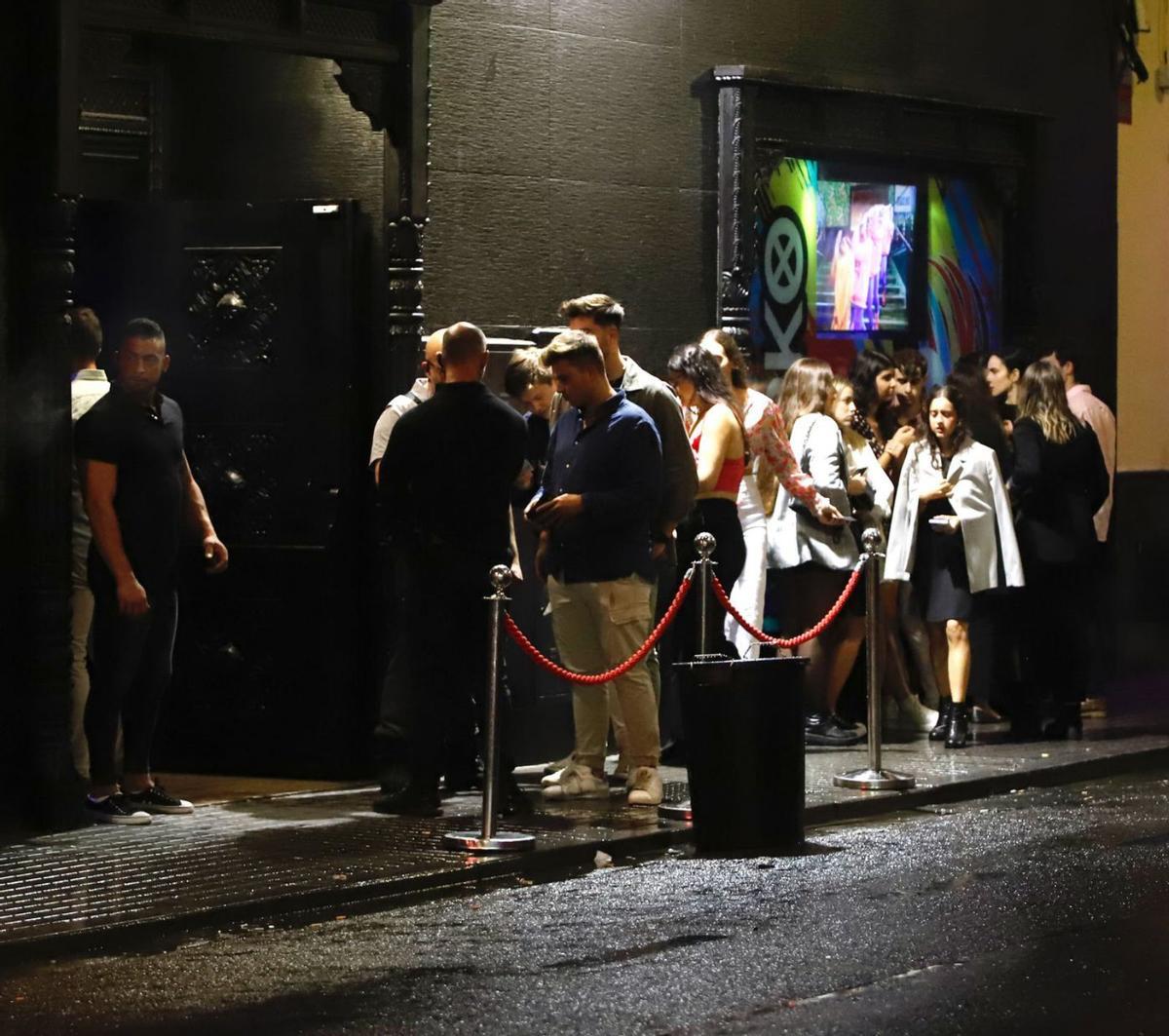 Numerosos jóvenes esperan en cola para entrar en uno de los locales de ocio del centro de la ciudad. | MANUEL MURILLO