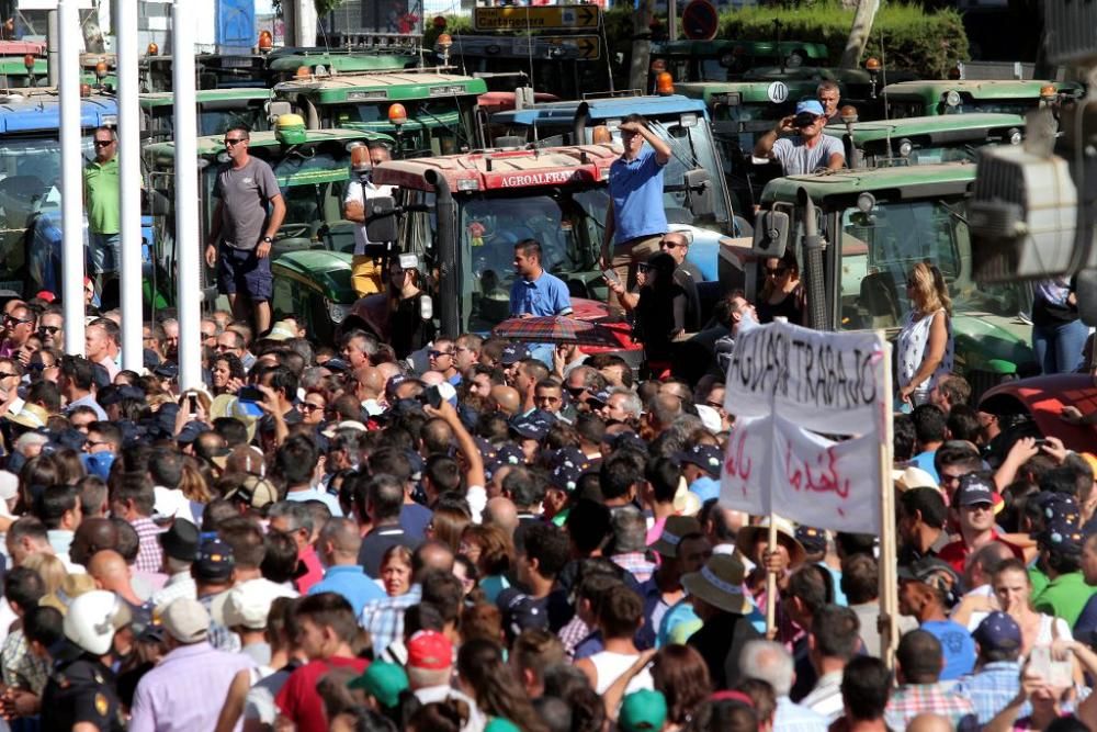 Protesta de agricultores en la Asamblea Regional