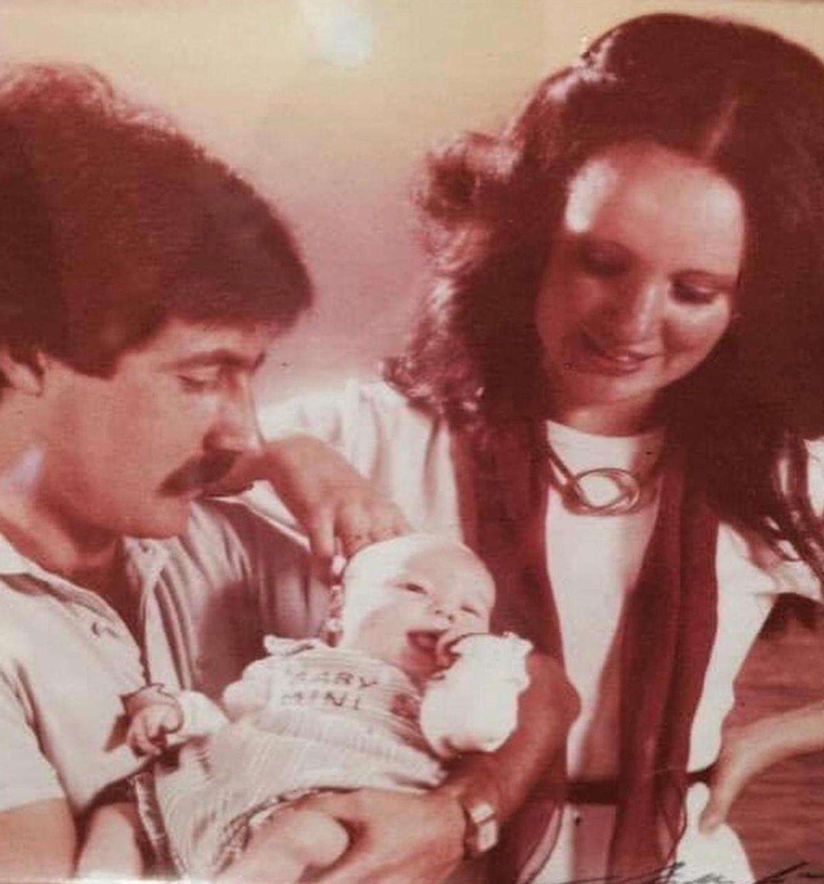 Con sus padres, Antonio y Conchi, a los pocos meses de nacer.