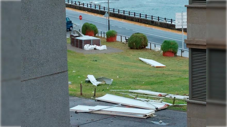 Un tornado hace volar las chapas del tejado de un edificio en Baiona