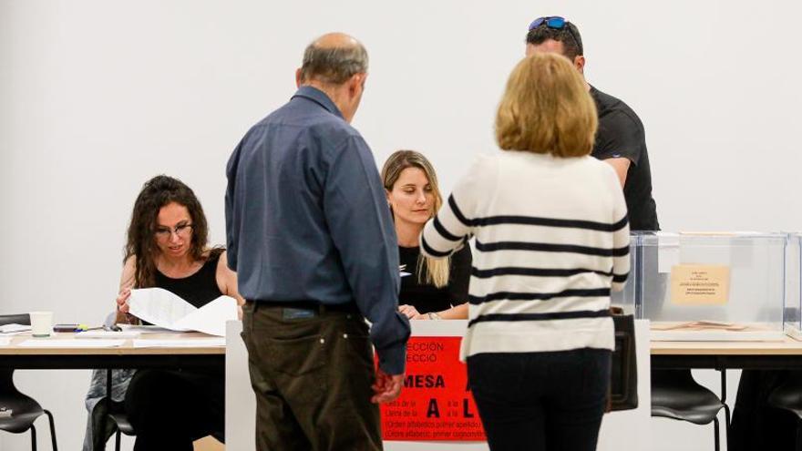 Votantes frente a una mesa de un colegio electoral de Ibiza, durante las pasadas elecciones municipales y autonómicas.