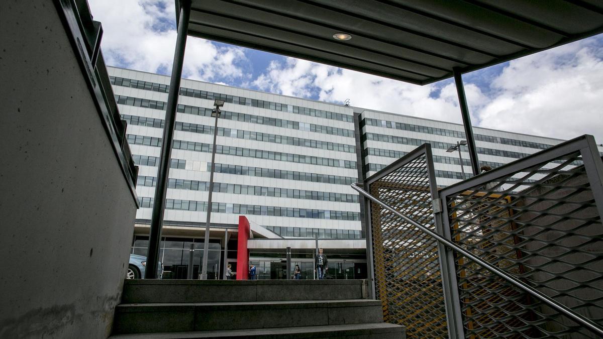 Fachada de hospitalización del HUCA.