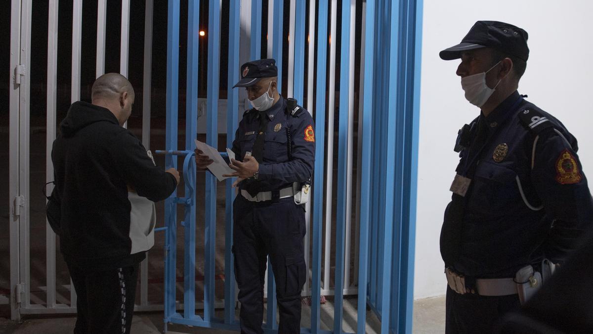 Ciudadanos celebran la reapertura de las fronteras de Ceuta y Melilla tras más de 2 años cerradas