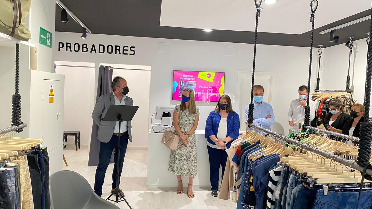 Otro momento de la inauguración del comercio sostenible