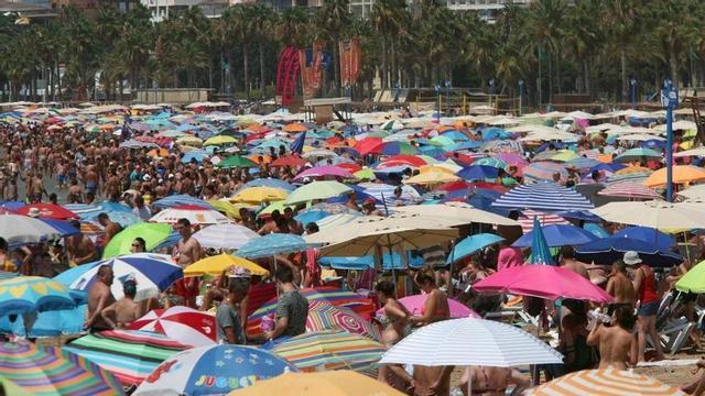 La economica sombrilla de Decathlon para triunfar en la playa en Semana Santa El Periodico