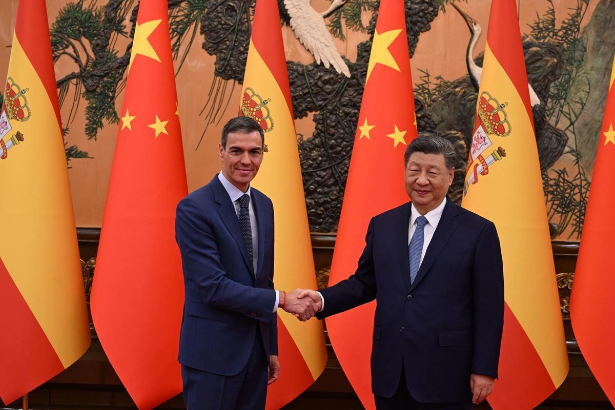 El president xinès, Xi Jinping, i el president del govern d'Espanya, Pedro Sánchez, a l’inici de la reunió que tots dos han mantingut al Gran Saló del Poble, a Beijing, aquest dimarts