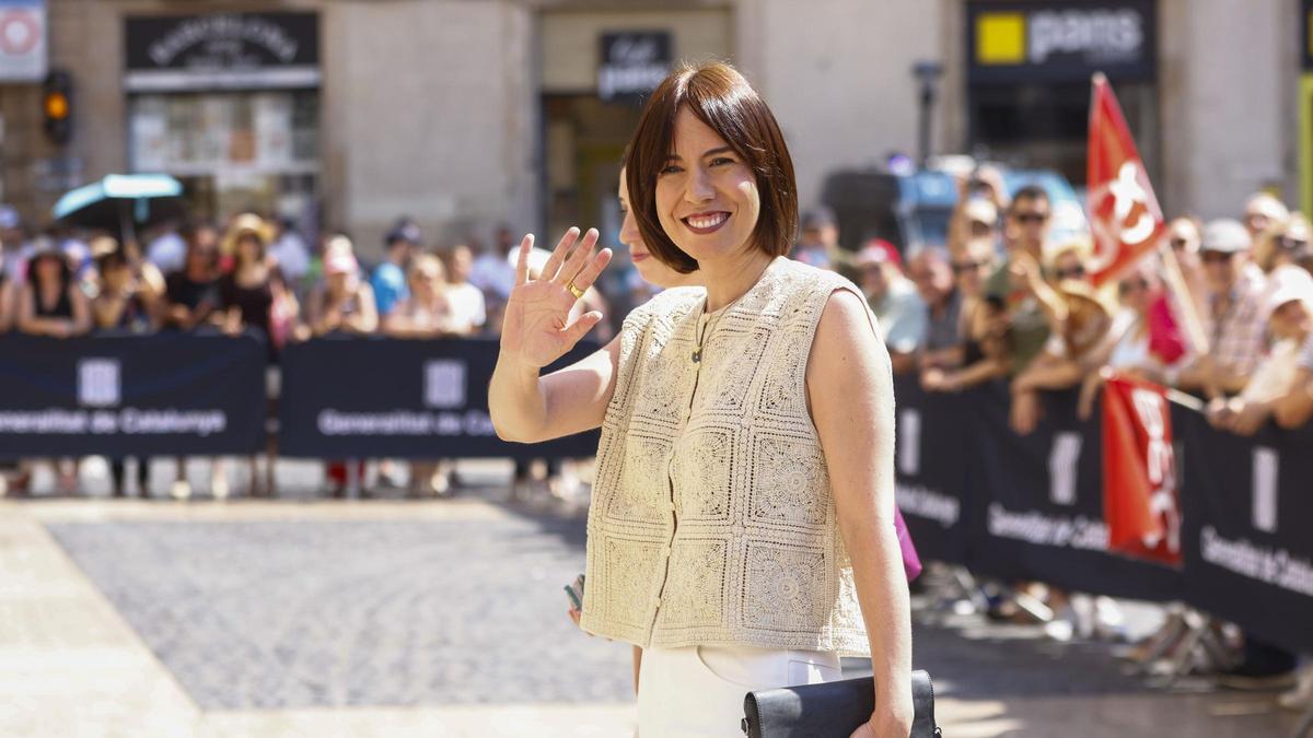 La ministra de Ciencia e Innovación, Diana Morant, a su llegada a la toma de posesión del presidente electo de la Generalitat, Salvador Illa, este sábado en Barcelona.