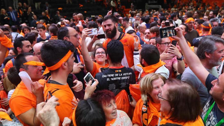 Dubljevic celebra el título rodeado de aficionados en La Fonteta