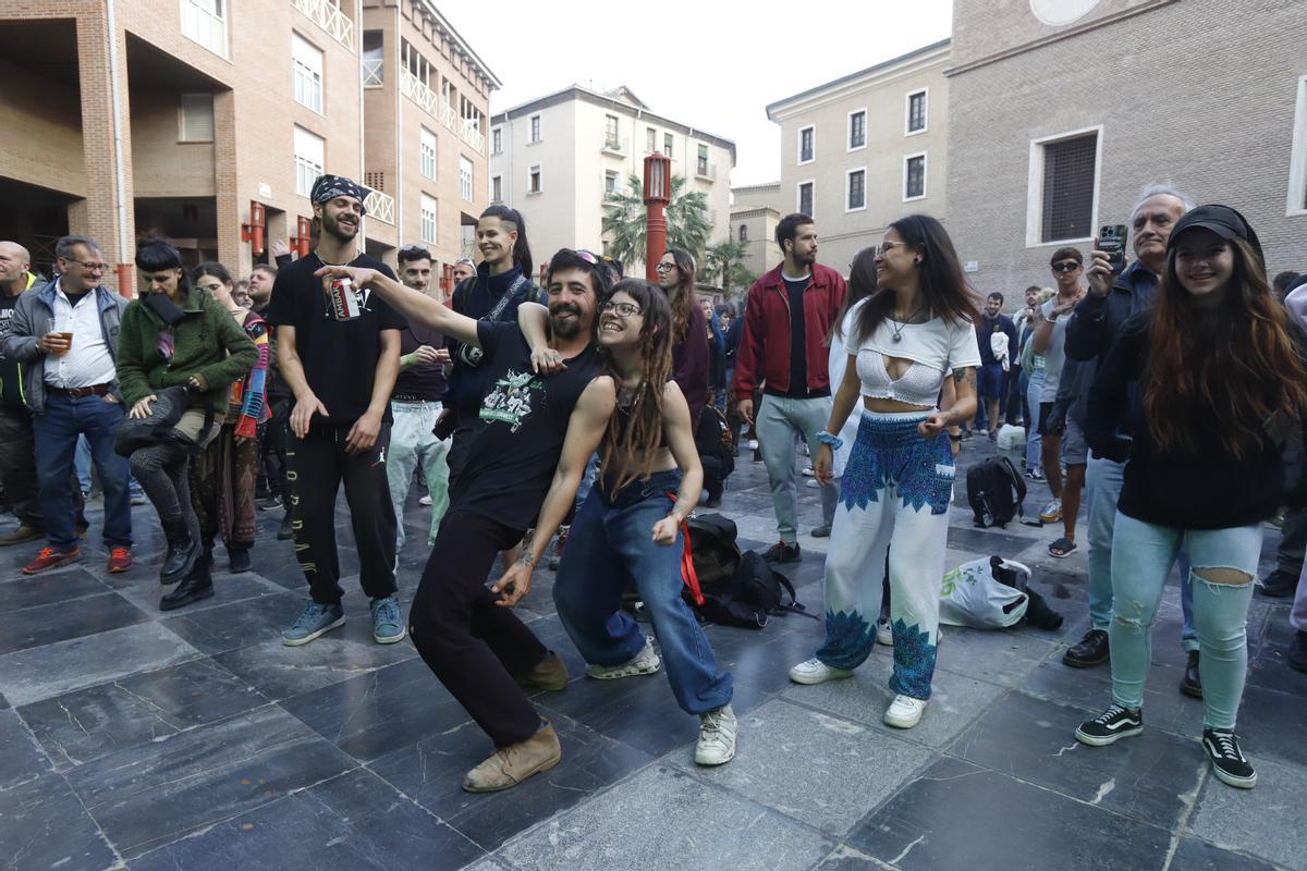 El público bailó en la plaza San Bruno de Zaragoza.