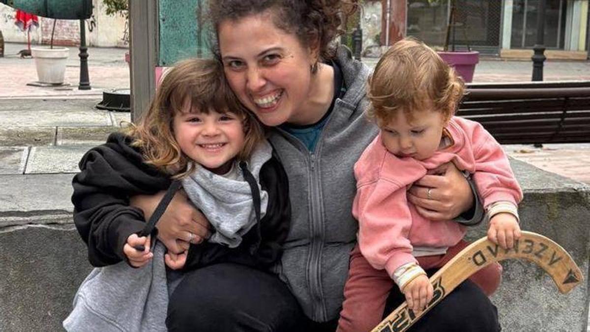 Teresa Uxía, con sus hijos Maya y Adrián Fernández, en Oviedo.
