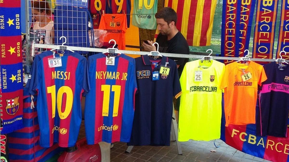 Camiseta de Messi a 38 euros y de Neymar a 25, este domingo en los aledaños del Camp Nou.