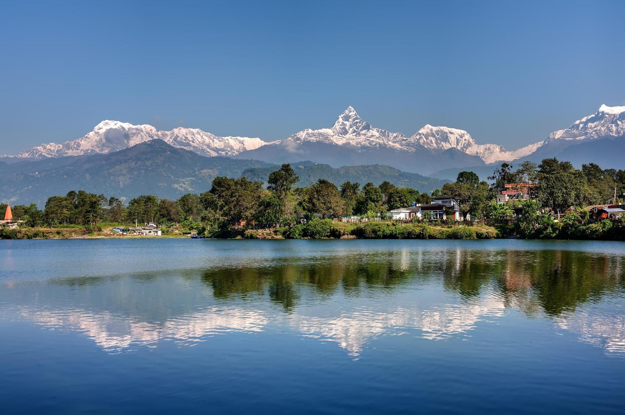 Vista a la Cordillera de Annapurna y su reflejo en el lago Phewa en Pokhara, Nepal