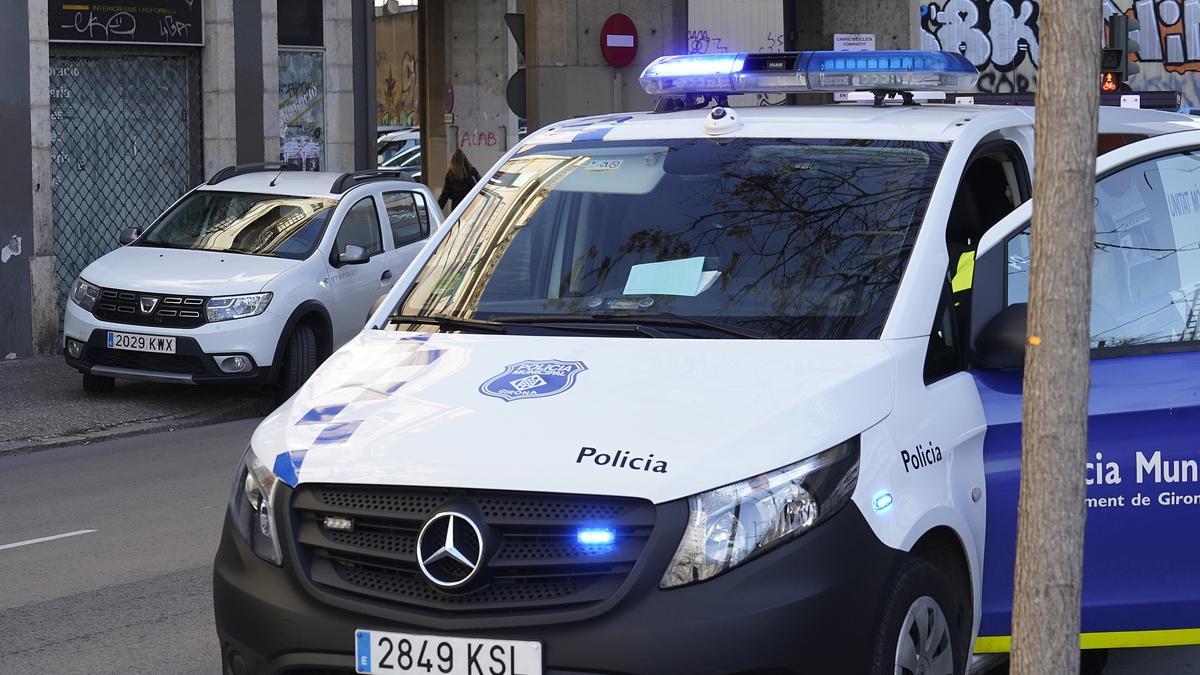 El cotxe implicat en l&#039;accident i la Policia Municipal de Girona