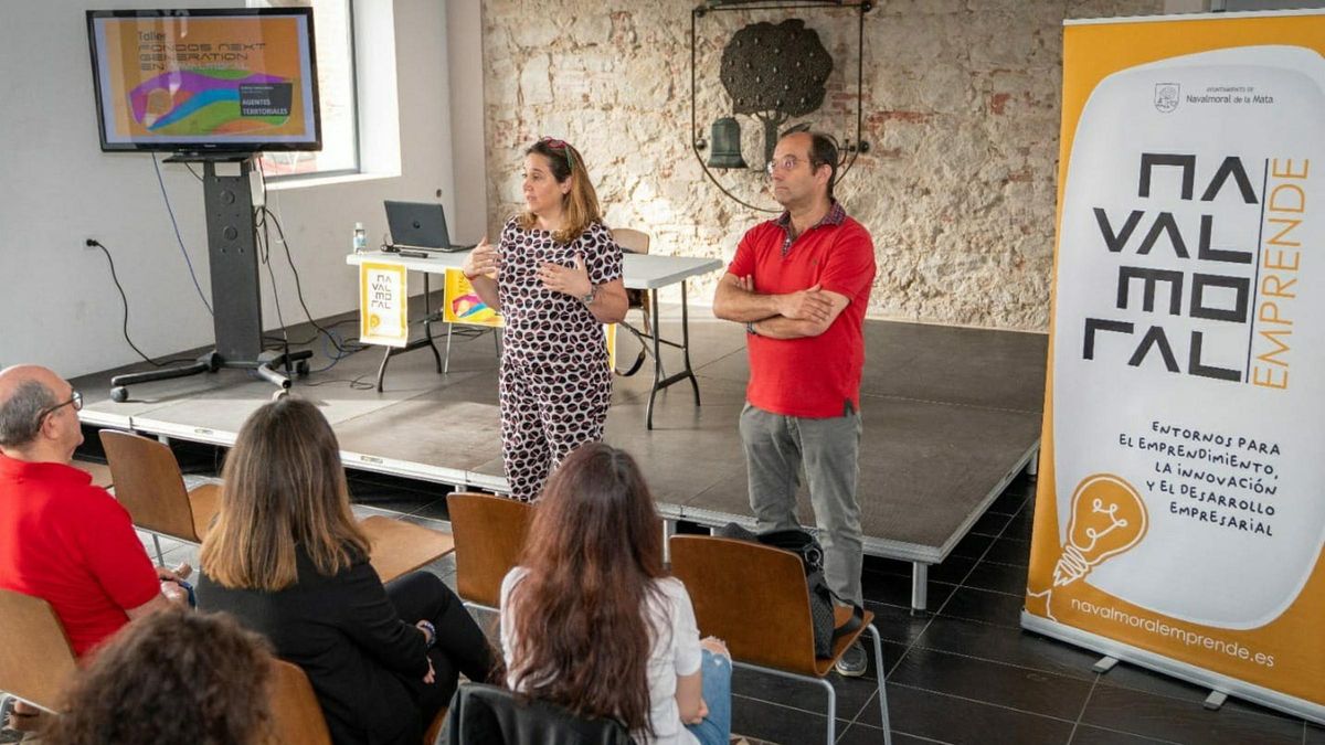 Patricia Meana en el Taller de Fondos Next informando a los comercios sobre la subvencion del proyecto 'Luces y sombras'.