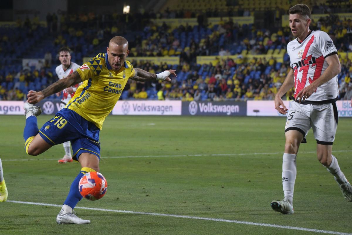 Las Palmas de Gran Canaria, 09/05/2025.- The UD Las Palmas striker, Sandro Ramírez (I), prepares to hit the ball against the Rayo Vallecano midfielder, Gerard Gumbau, during the match corresponding to day 35 of LaLiga Ea Sports that play today Las Palmas and Rayo in the Gran Canaria stadium. EFE / ANGEL MEDINA G.
