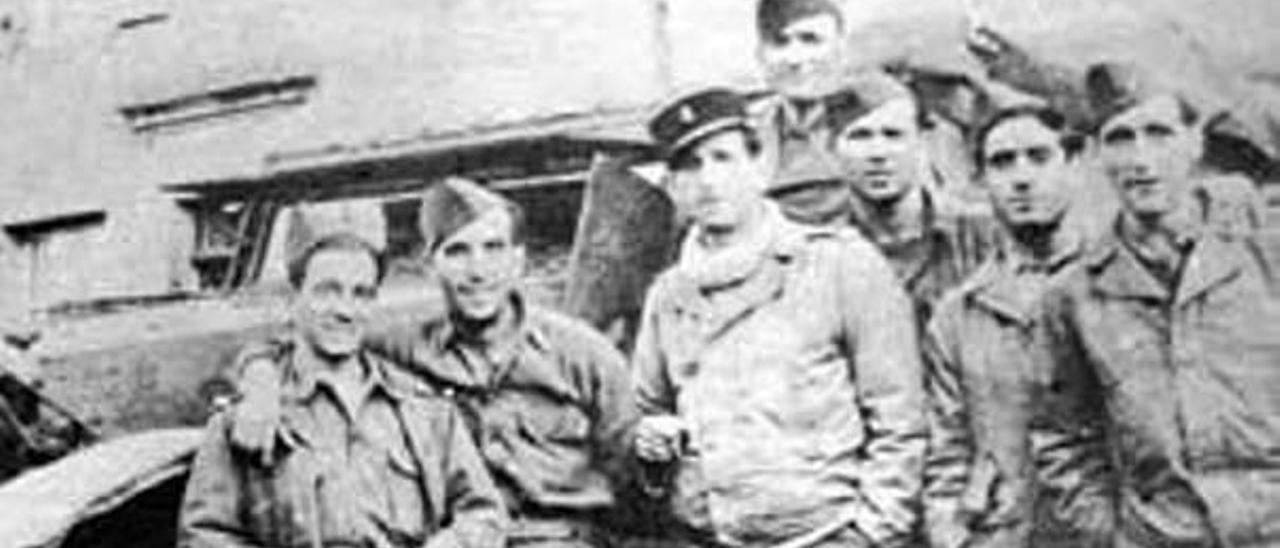 Militares que participaron en la liberación de París, con Amado Granell, en el centro.