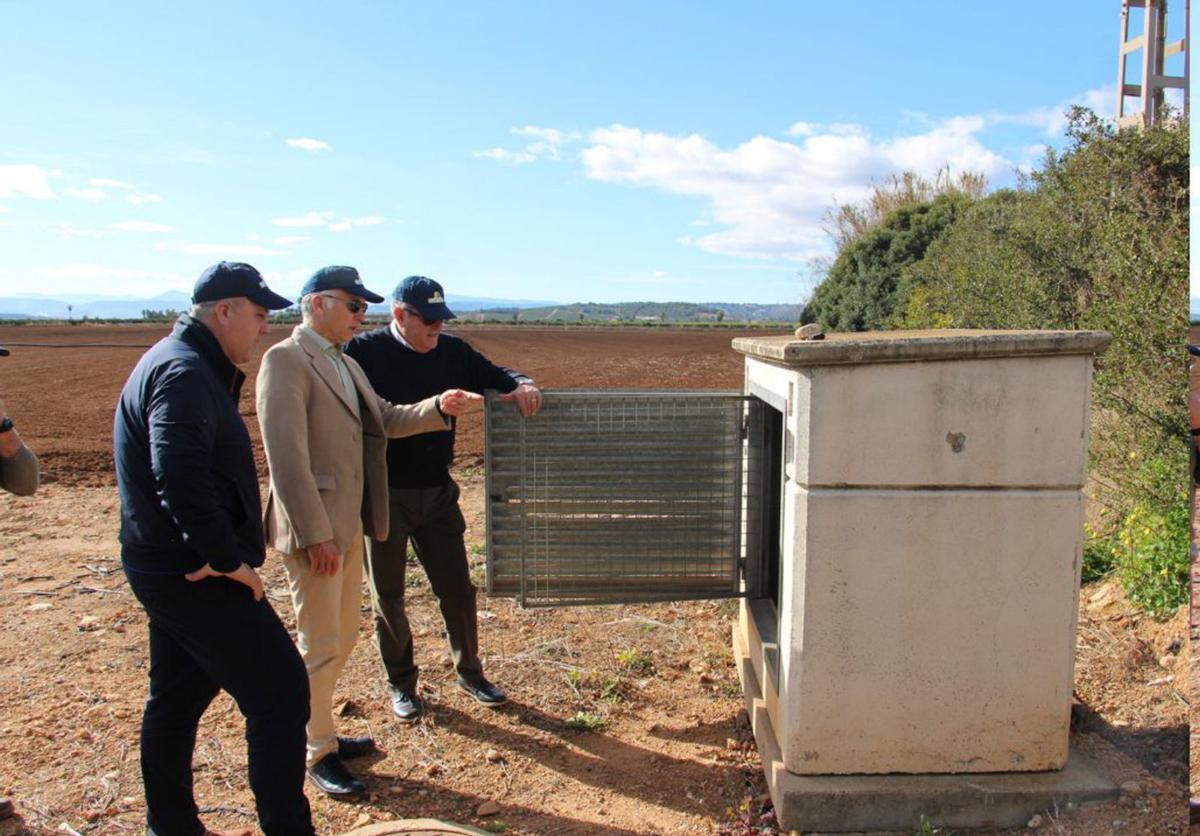 Pedro Sánchez, Roger Llanes y Cirilo Arnandis inspeccionan las infraestructuras de riego.| ‘activos’