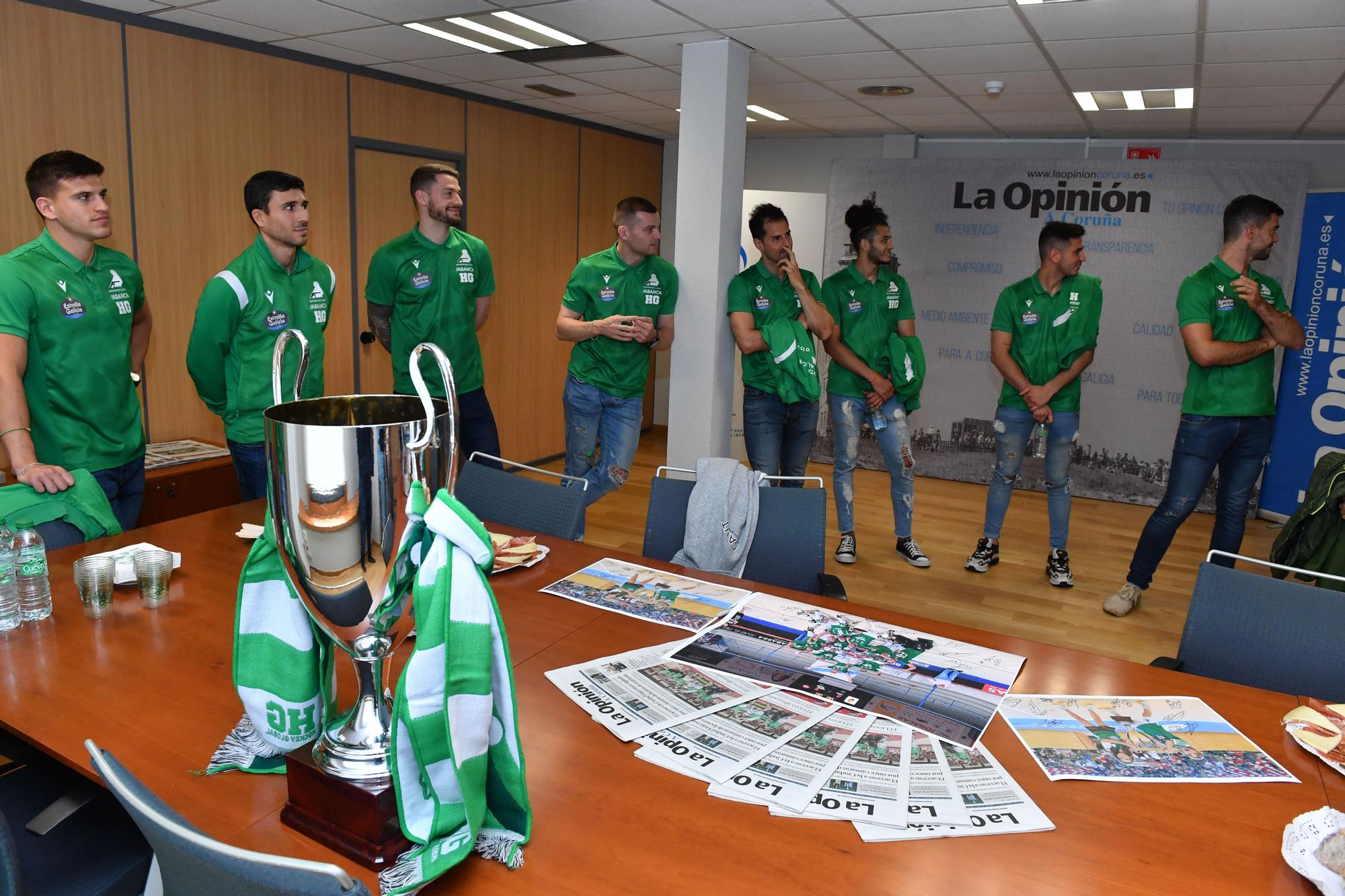 El Liceo visita LA OPINIÓN con su copa de campeón de OK Liga