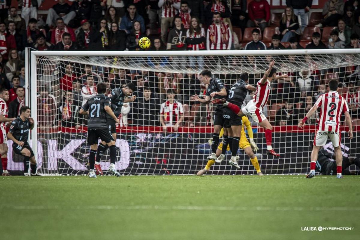 Los jugadores del Real Sporting y Castellón pelean un esférico por arriba