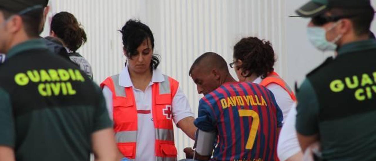 Cruz Roja atiende a un inmigrante que llegó el pasado verano en patera hasta la costa de Torrevieja.