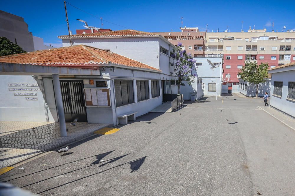 Seis aulas, conserjería, pasillos y aseos del Colegio Inmaculada de Torrevieja están apuntalados desde el pasado mes de octubre. No hay peligro estructural. Los alumnos se han redistribuido ocupando o