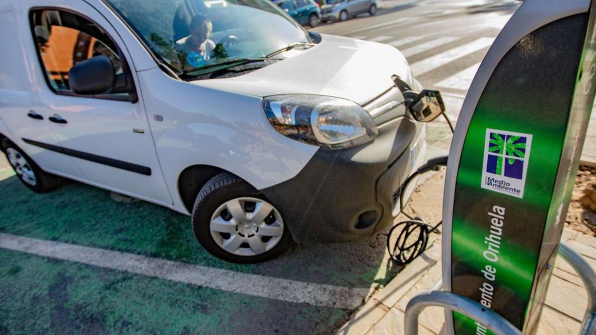 Punto de recarga de coches híbridos y eléctricos en Orihuela.  | TONY SEVILLA