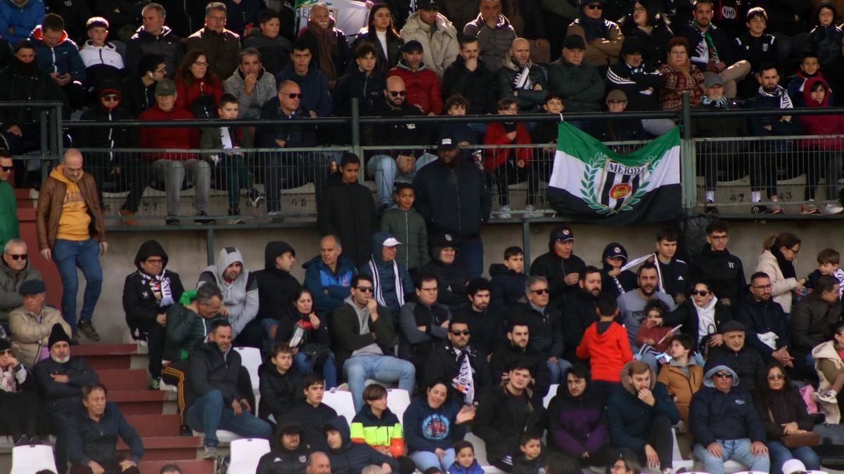 Aficionados del Mérida en la grada del Romano durante un partido.