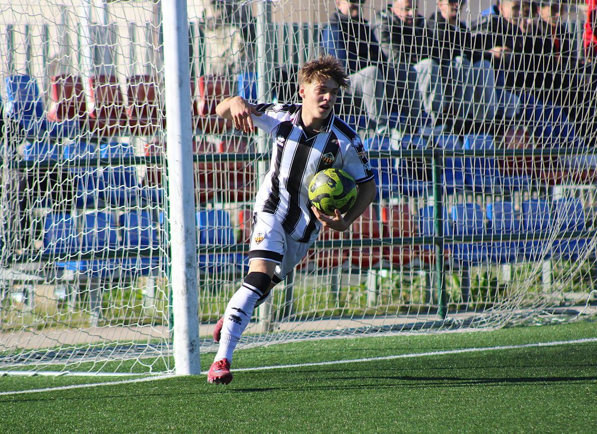 Óscar Albiol, con la camiseta albinegra, durante un partido en Gaetà Huguet.