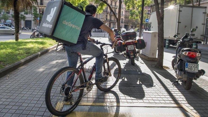 Deliveroo 'pincha' en su debut bursátil: sus acciones se hunden el 30%
