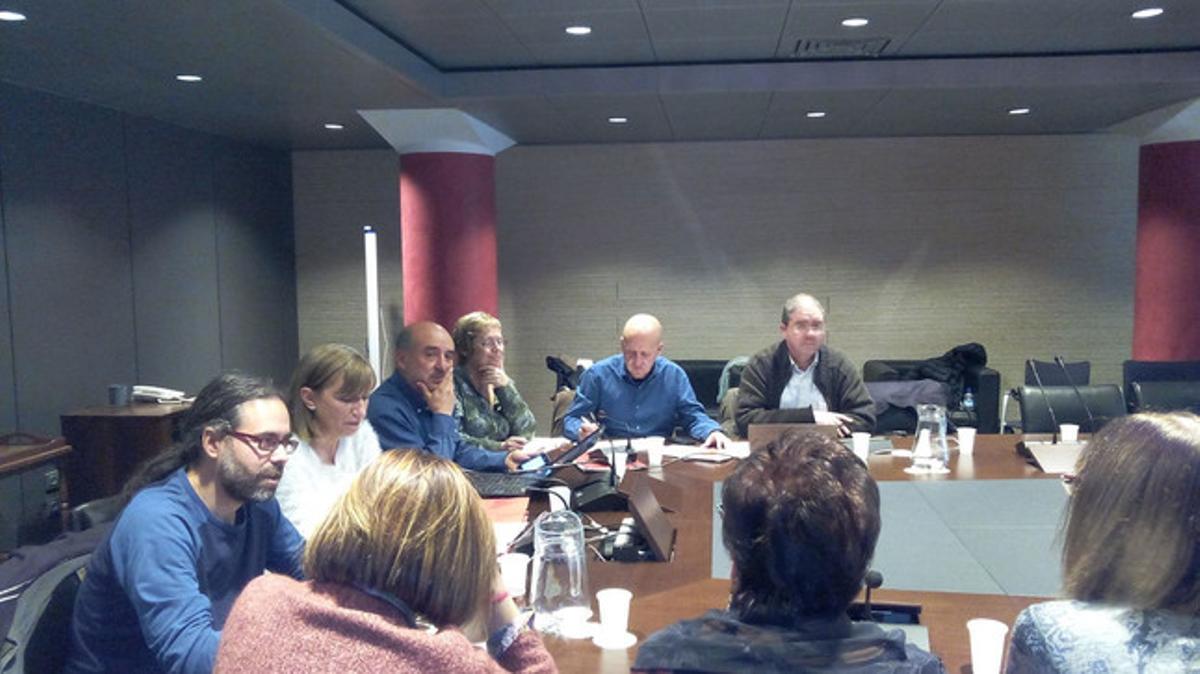 Sindicalistas encerrados en las dependencias del Departament d’Empresa i Ocupació en la calle de Sepúlveda, para exigir el pago de las extras de los funcionarios. Sindicalistas encerrados en las dependencias del Departament d’Empresa i Ocupació en la calle de Sepúlveda, para exigir el pago de las extras de los funcionarios.