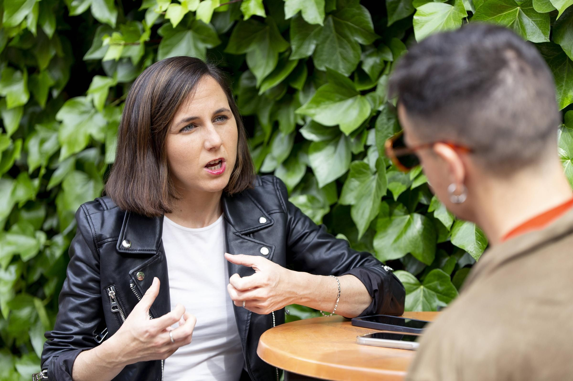 Entrevista a Ione Belarra en el Corral de las cigüeñas