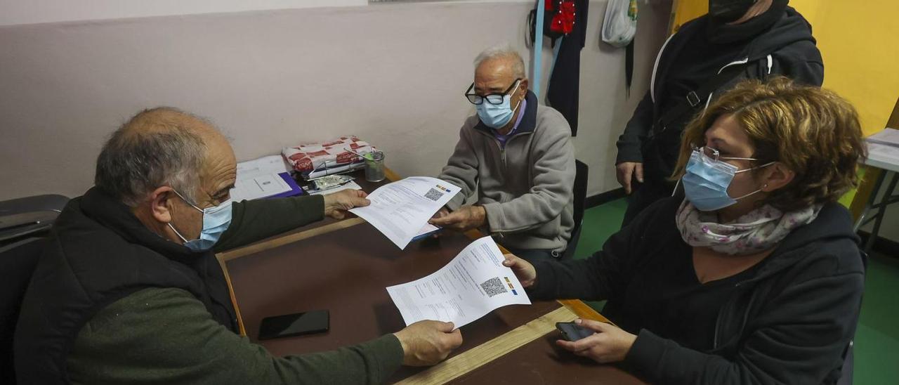 Entrega de certificados covid en el centro de mayores de San Gabriel. | HÉCTOR FUENTES