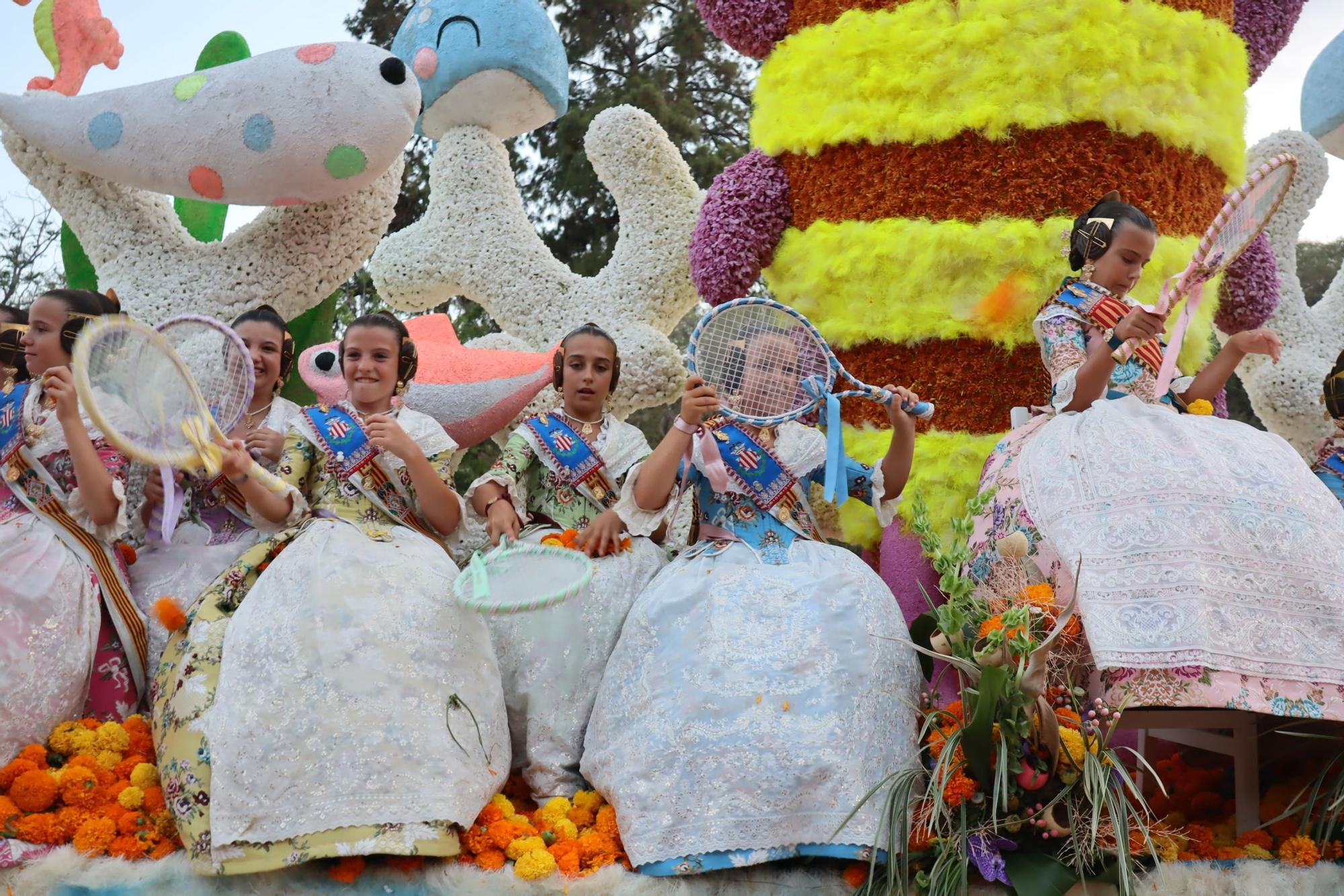 Los ciclos falleros de 2023 y 2024 se unen en la Batalla de Flores